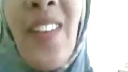 با گربه اش، زن آسیایی هر کاری را می کند