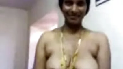 مادلین اجازه می دهد تا برده خورد انگشتان دست خود را